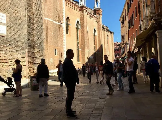 Ca'tronconi Ai Frari * البندقية